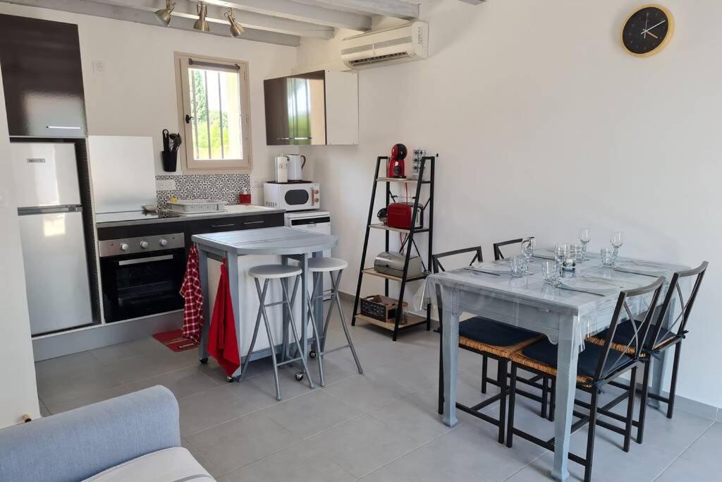 Appart Cosy Avec Son Exterieur Chaleureux,Piscine Et Parking Prive Fontvieille Exteriör bild